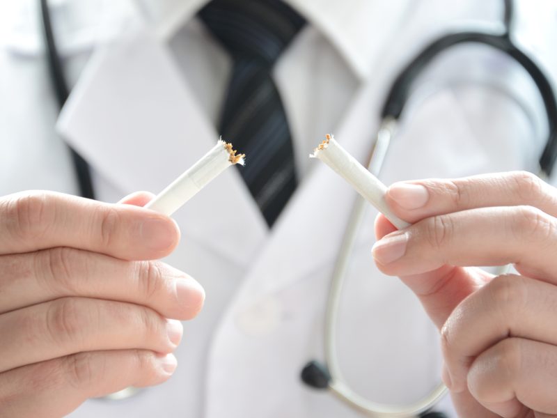 肺腺がんとは？非喫煙者にも多い特徴・症状・ステージ・治療法を解説