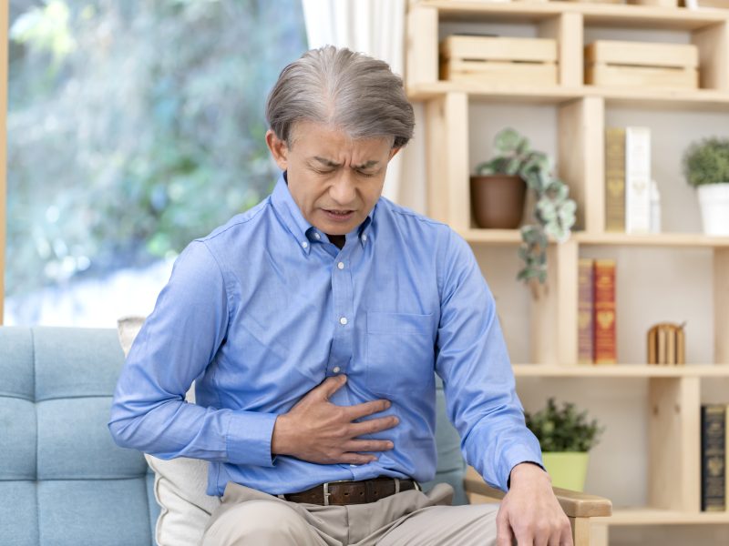 すい臓がんの痛みはどこに出る？腹痛・背部痛・腰痛の特徴と注意点